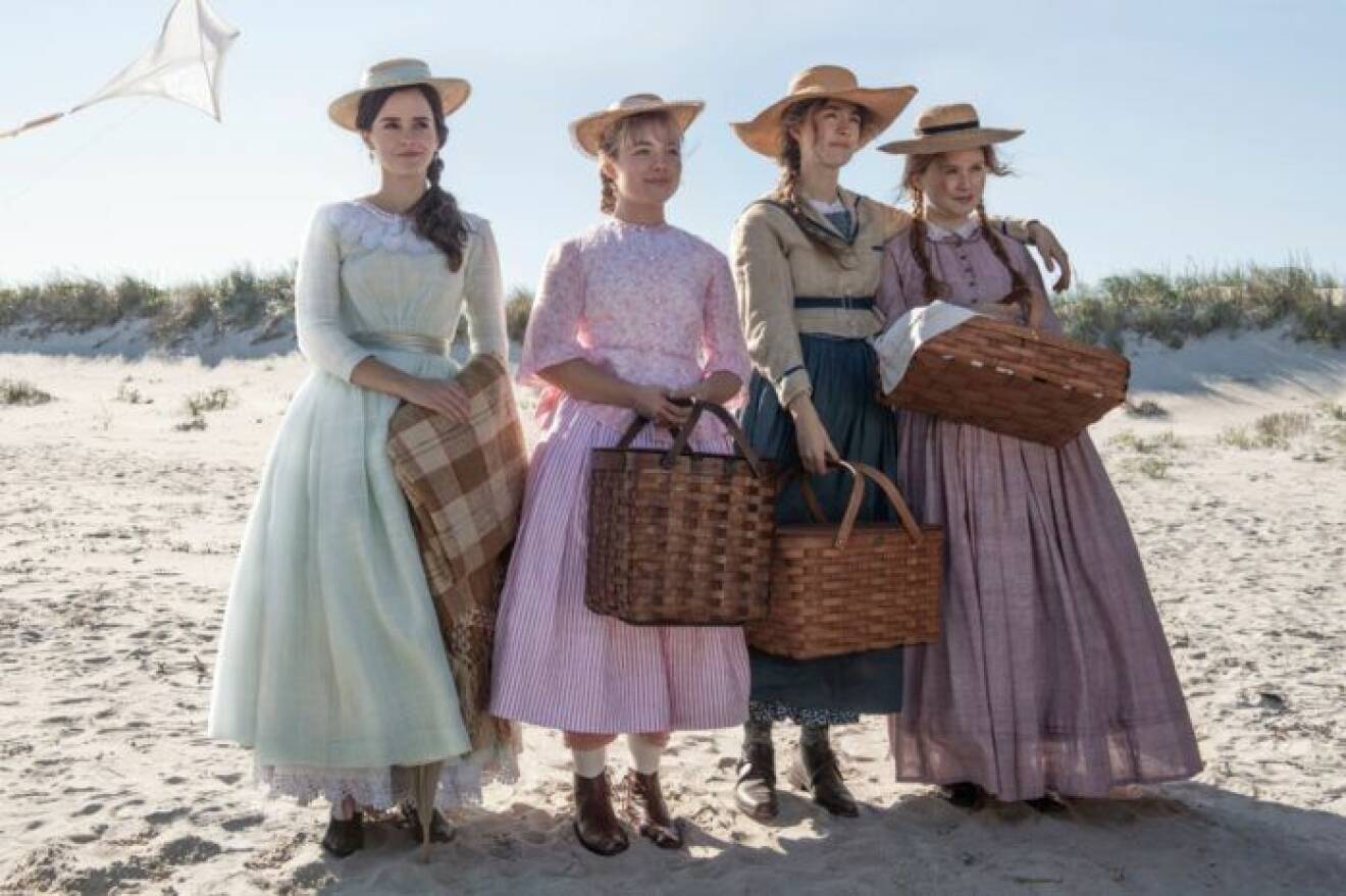 Emma Watson som Meg March, Florence Pugh som Amy March, Saoirse Ronan som Jo March och Eliza Scanlen som Beth March i filmen 'Little Women' från 2019 av Greta Gerwig.