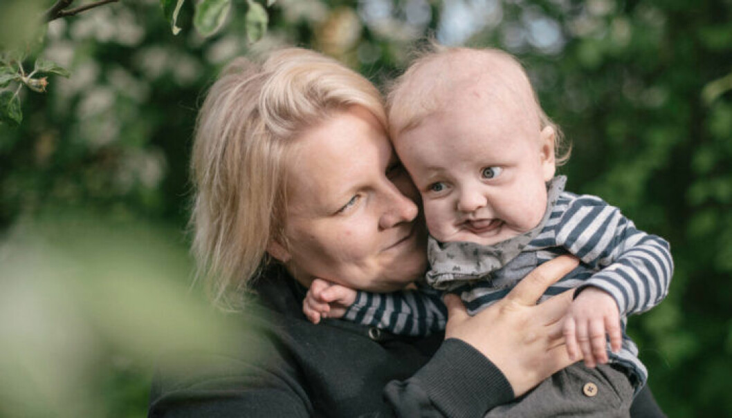 Walder och mamma Isabelle myser ute i trädgården. Foto: Izabelle Nordfjell