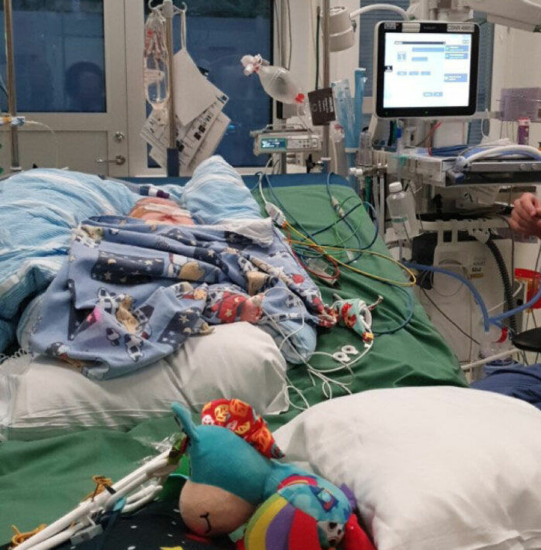 Bland slangar, maskiner och leksaker – här sov Walder under natten inför transplantationen. Foto: Privat
