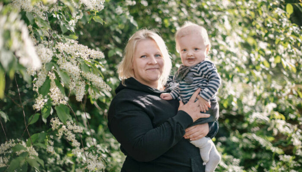 Isabelle Norgren med lille Walder i famnen. Foto: Izabelle Nordfjell