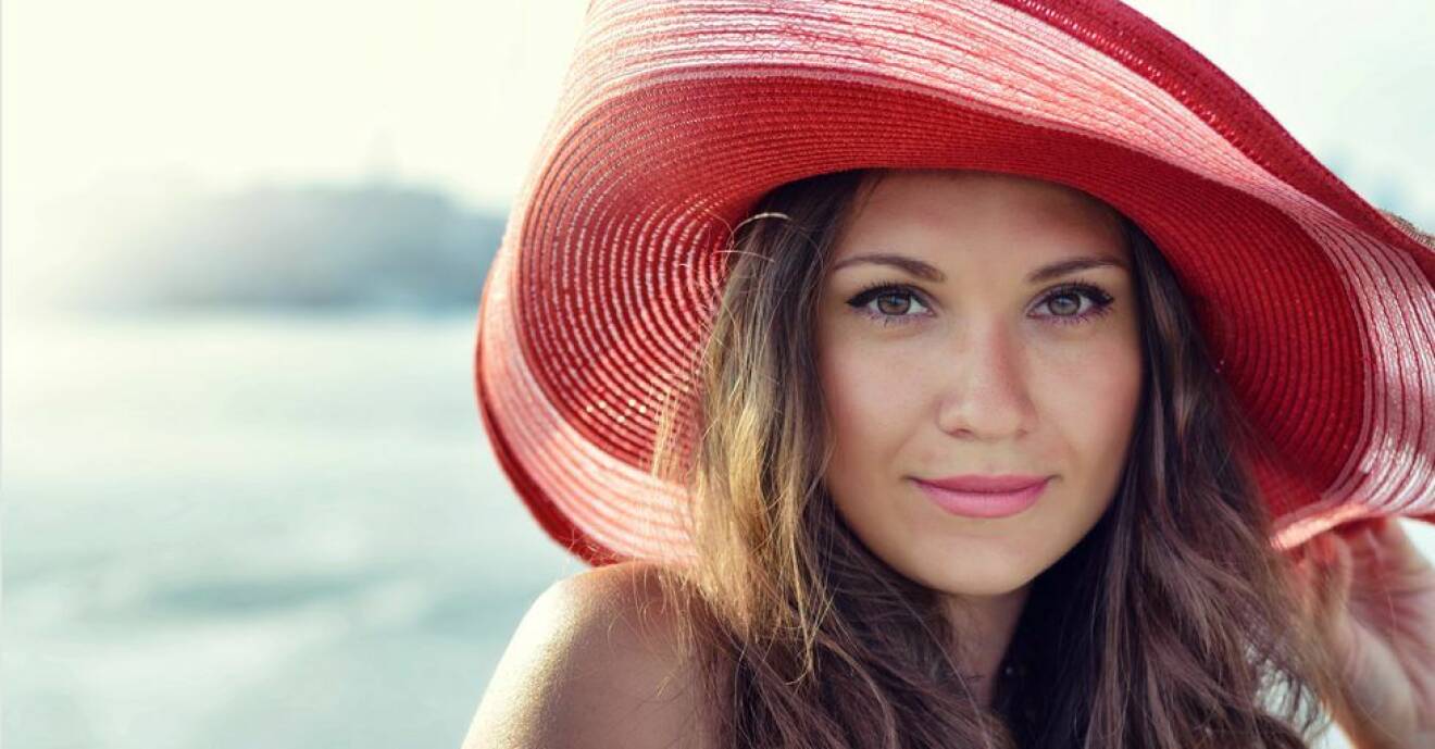 Kvinna med röd hatt