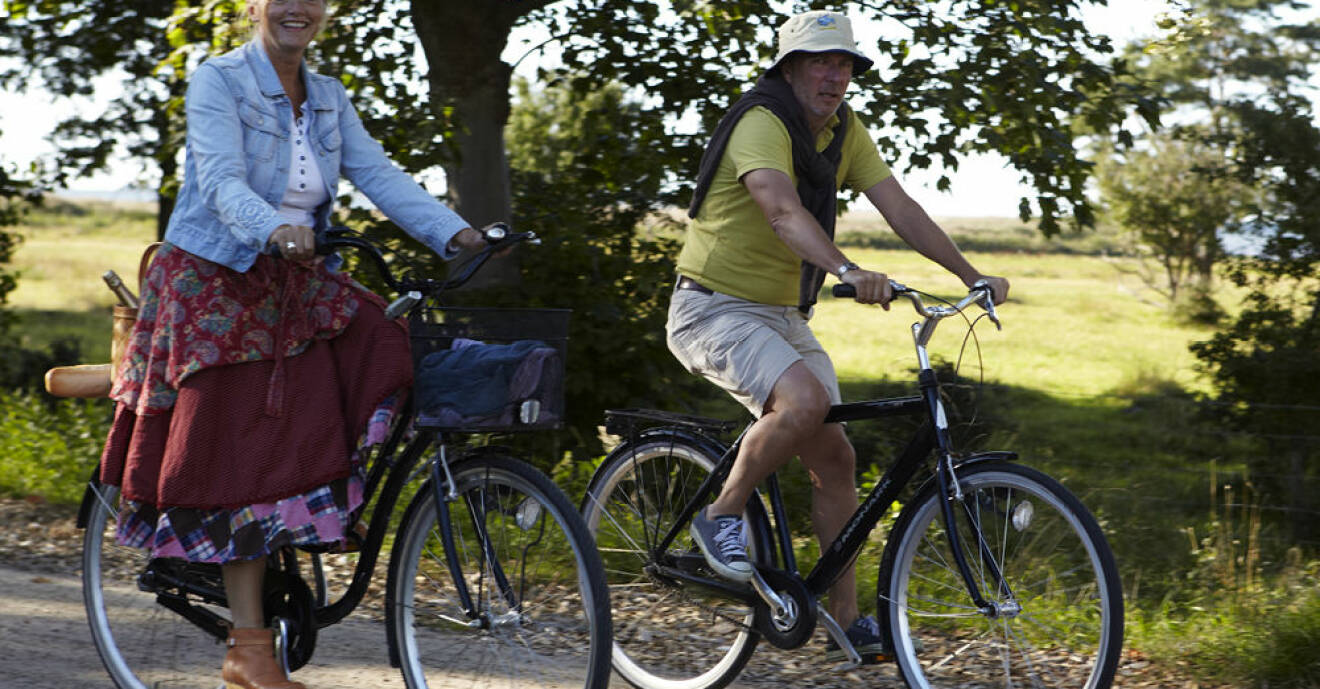 två personer på cyklar på landsväg i sverige