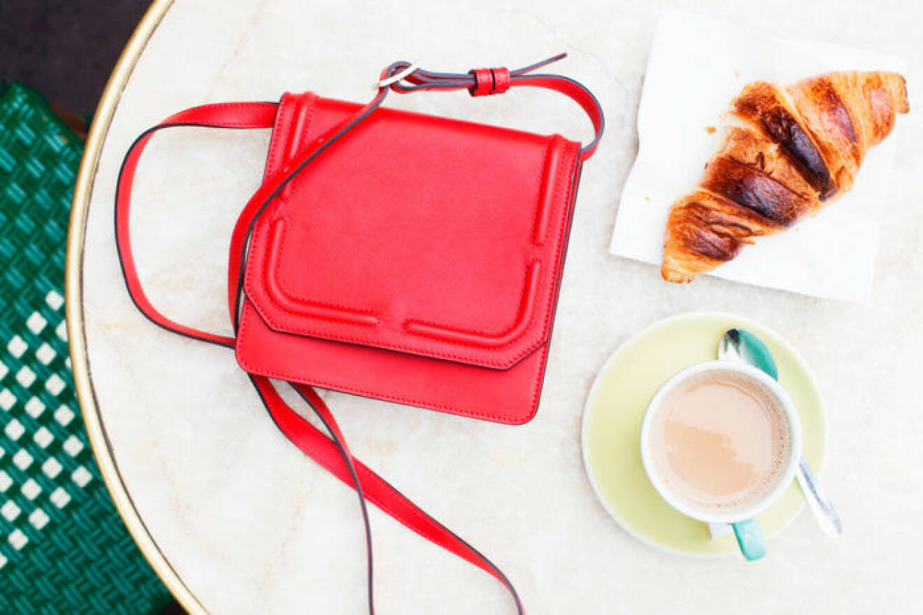 Röd väska på cafebord i Paris.