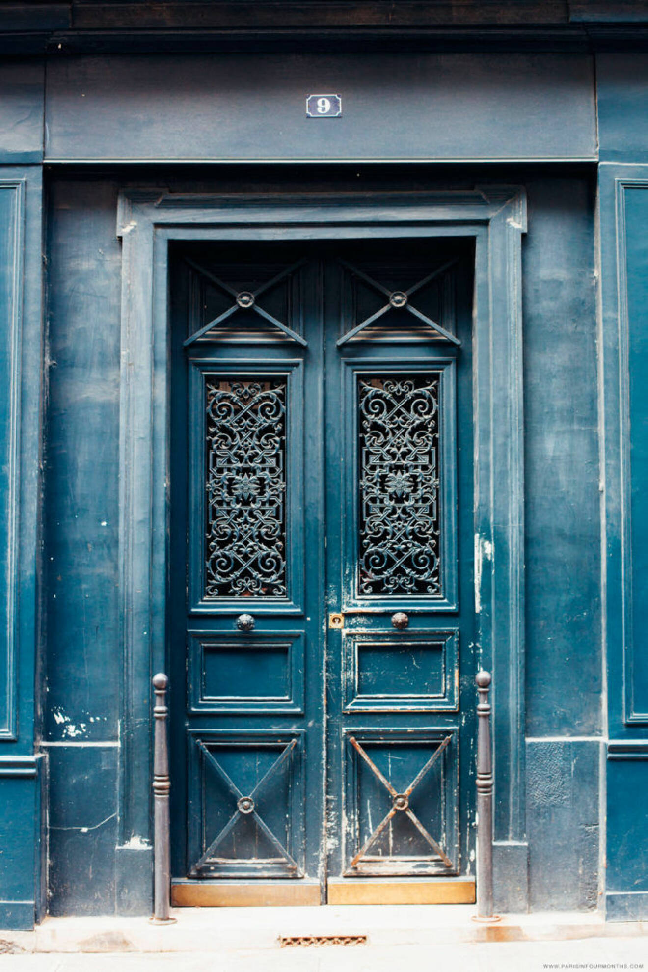 Blå vacker dörr i Paris