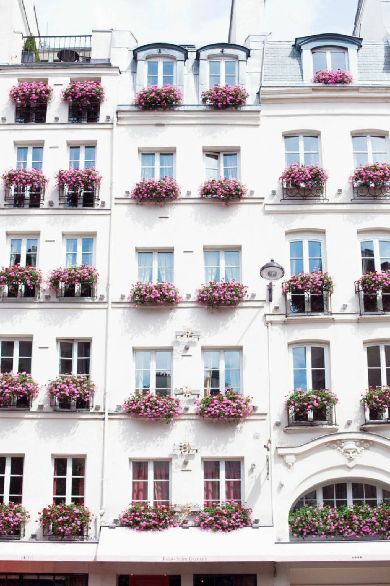 Byggnad i Paris med blomsterlådor.