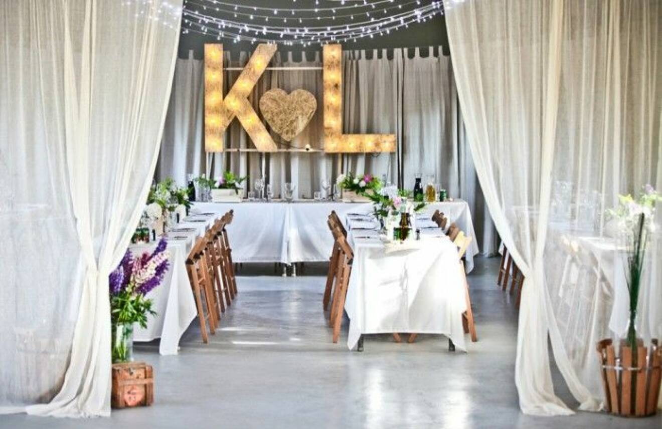bröllopslokal med fina dekorationer