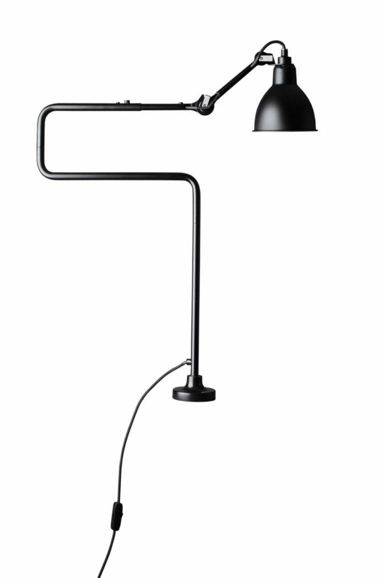 Lampe Gras, ­designad 1921 av Bernard Albin Gras, finns nu åter i produktion. En arkitektlampa i svart lack som antingen spänns fast i bordsskivan eller står på fot.  No 211-311 kostar 4 740 kr, Gubi.