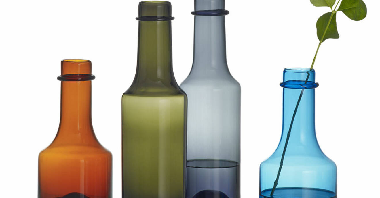Flaskor i olika färger som kan användas till vaser.