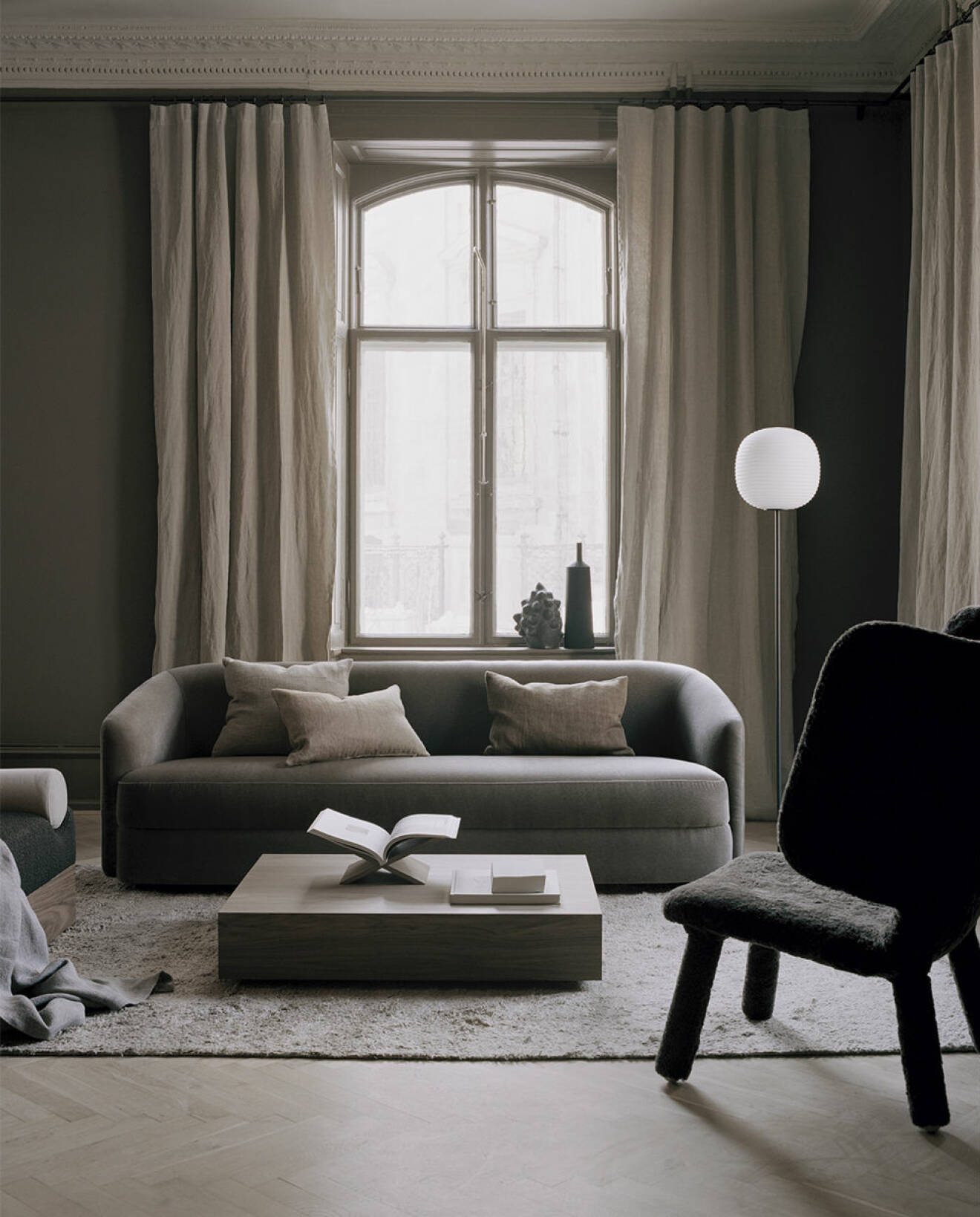 minimalistiskt och lågt soffbord i skandinavisk stil