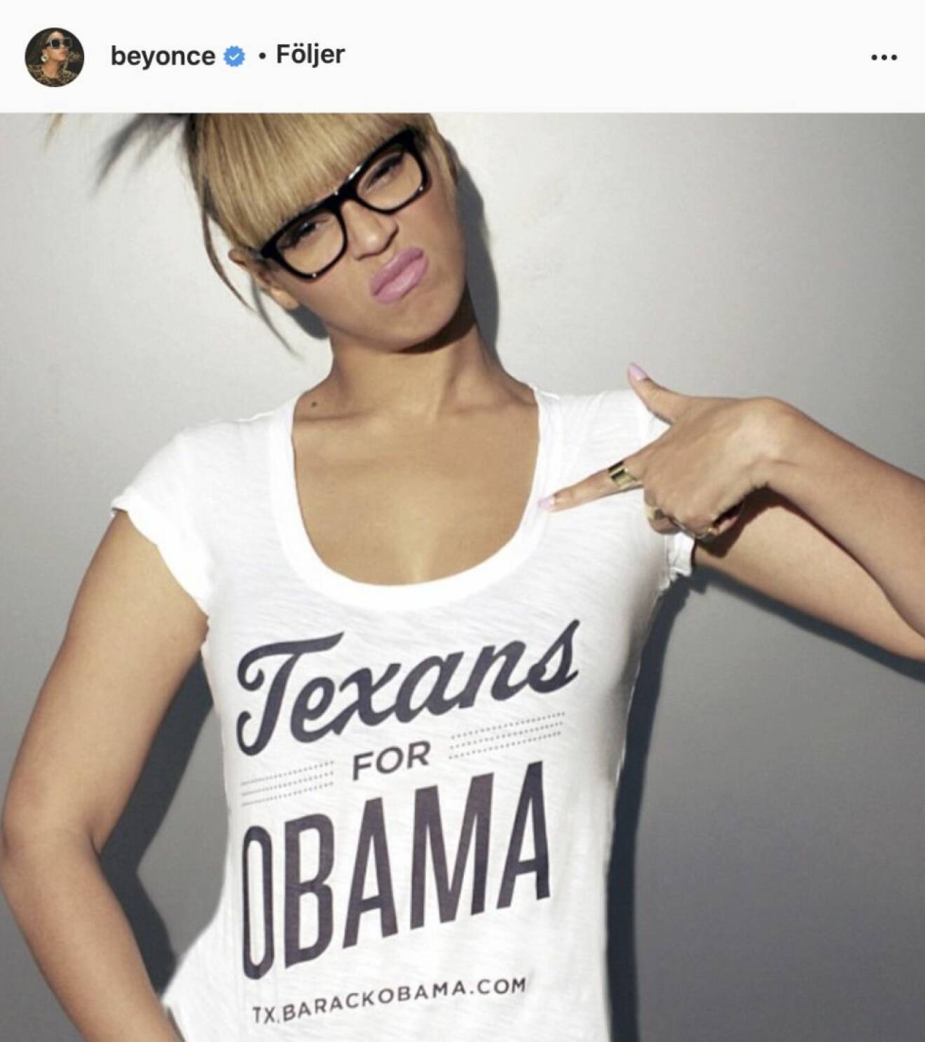 Beyoncé pekar på sin t-shirt 