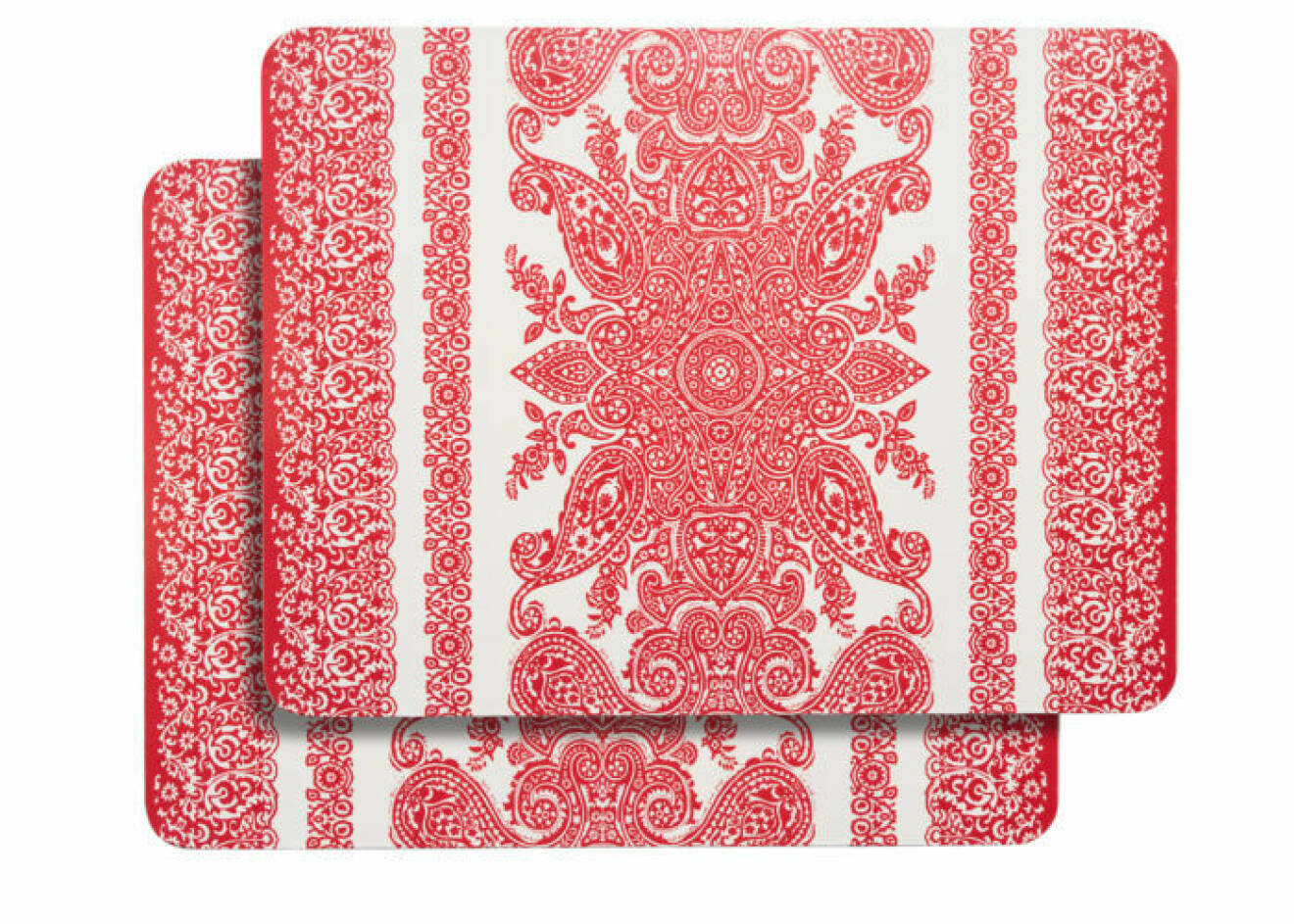 Röd kudde med tofsar och broderat mönster i rosa, från Åhléns