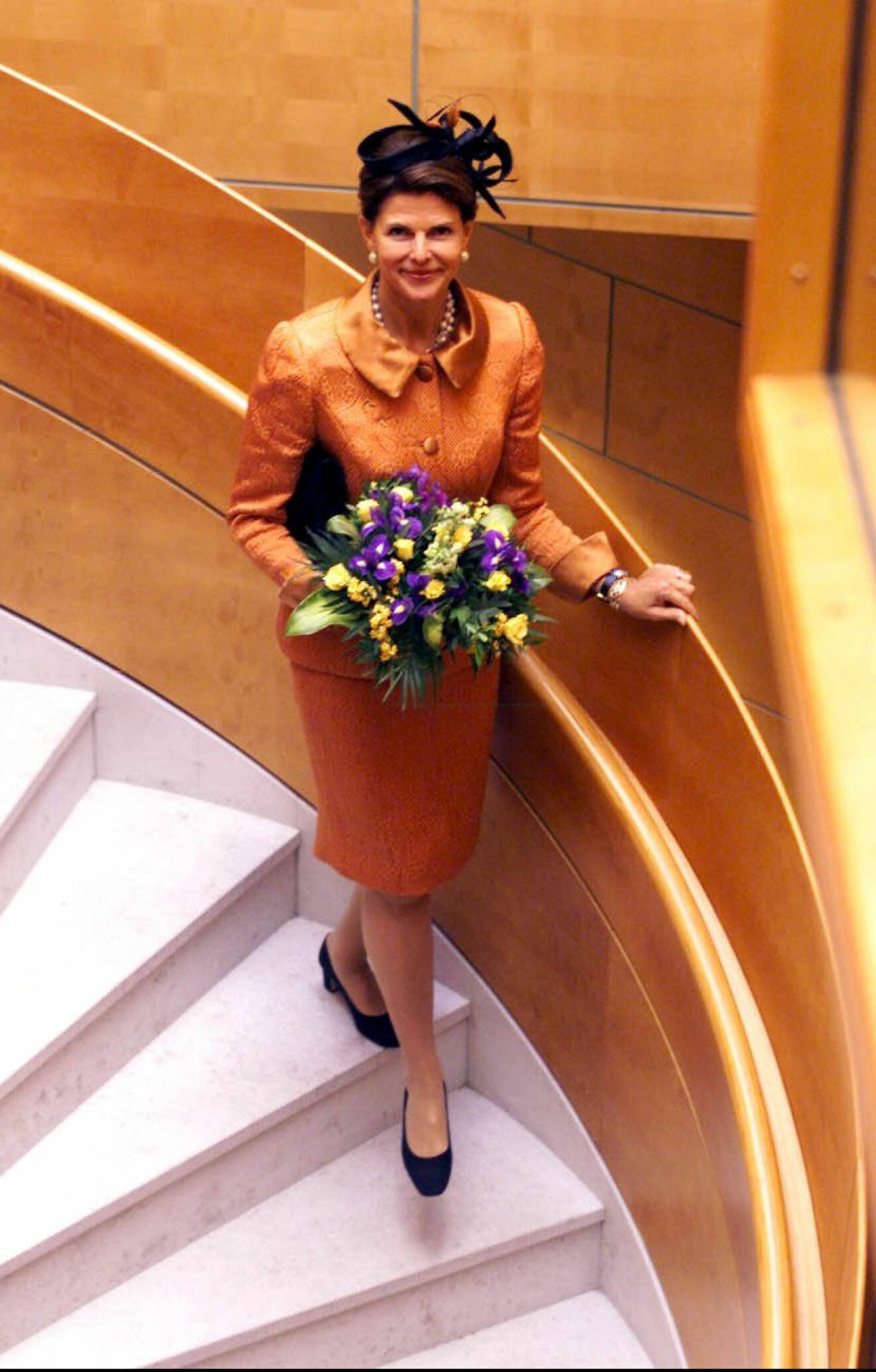 Drottning Silvia i orange dräkt