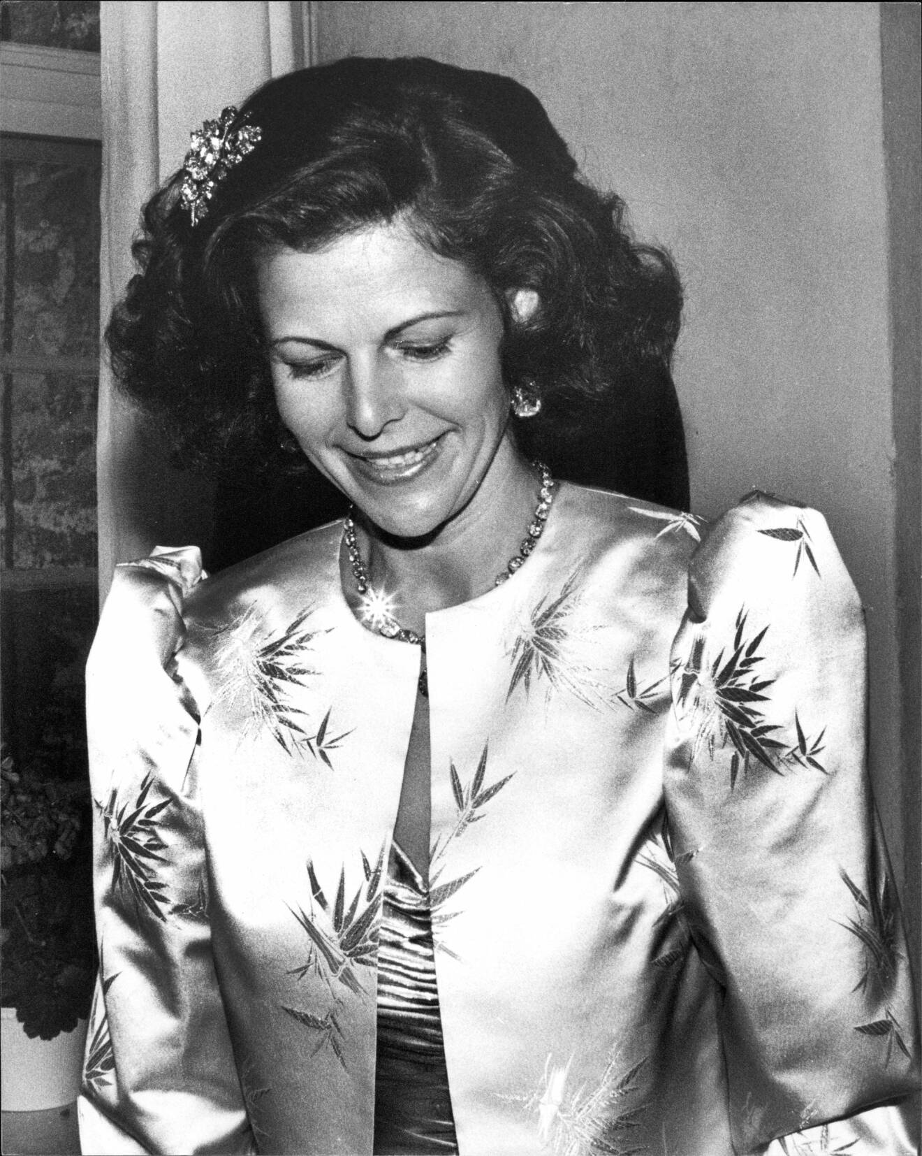 Drottning Silvia i snygg frisyr 1987
