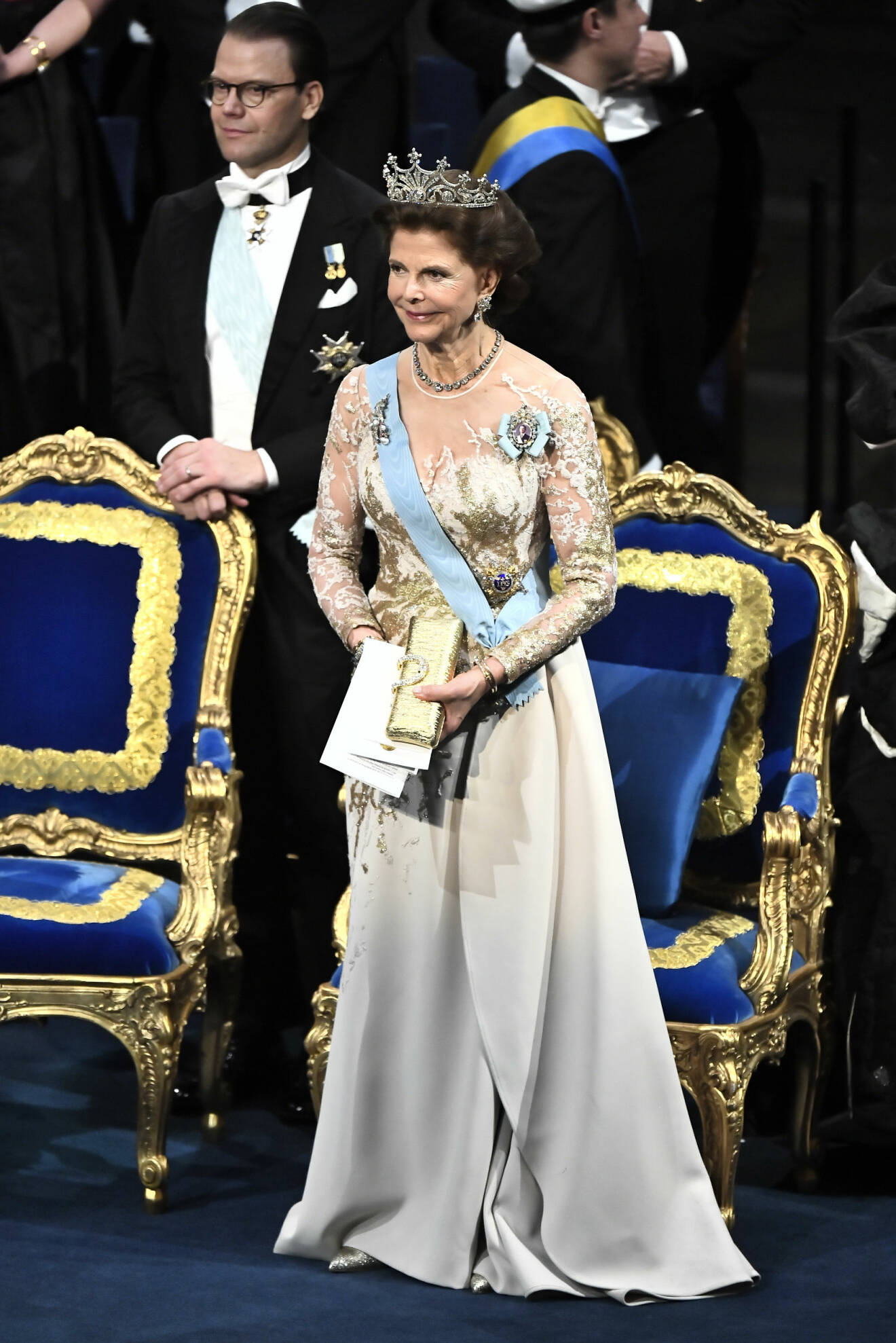 Drottning Silviai beige och guldig klänning från Elie Saab på Nobel 2019