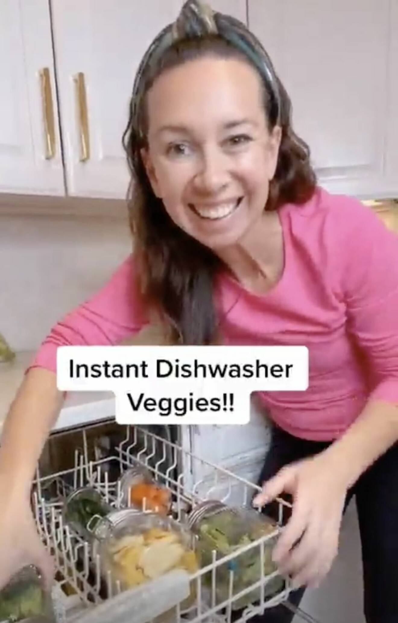 Videon visar hur man lagar grönsaker i diskmaskinen.