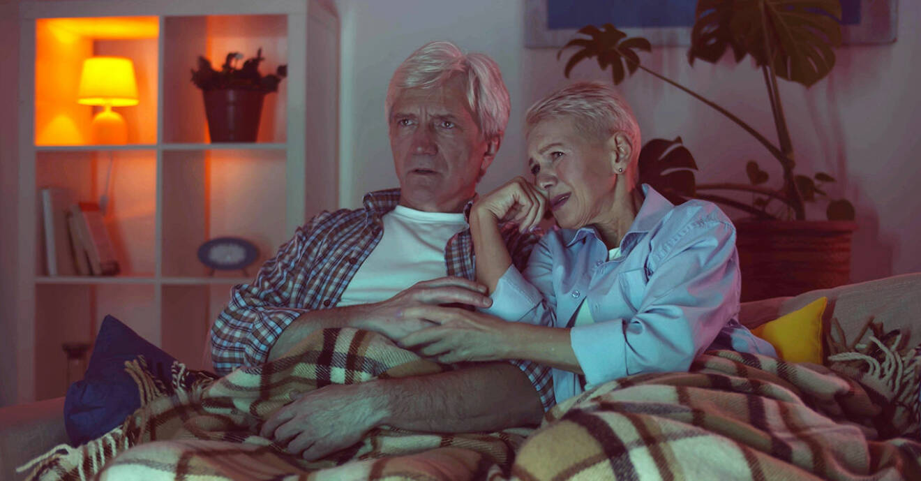 Ett äldre par som kollar skräckfilm i soffan