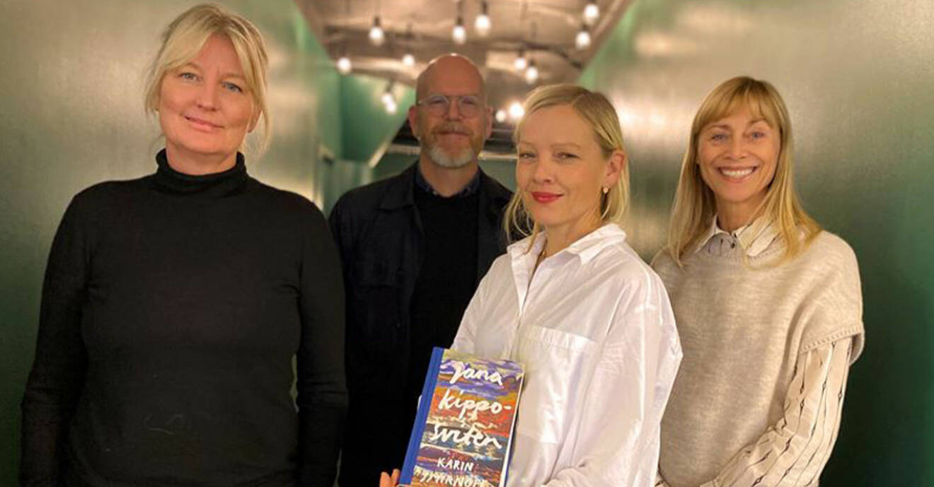 På bilden från vänster: Karin Smirnoff, Jonas Axelsson hennes förläggare på Polaris, Filmlance producent Anna Wallmark och Filmlance VD Hanne Palmquist.