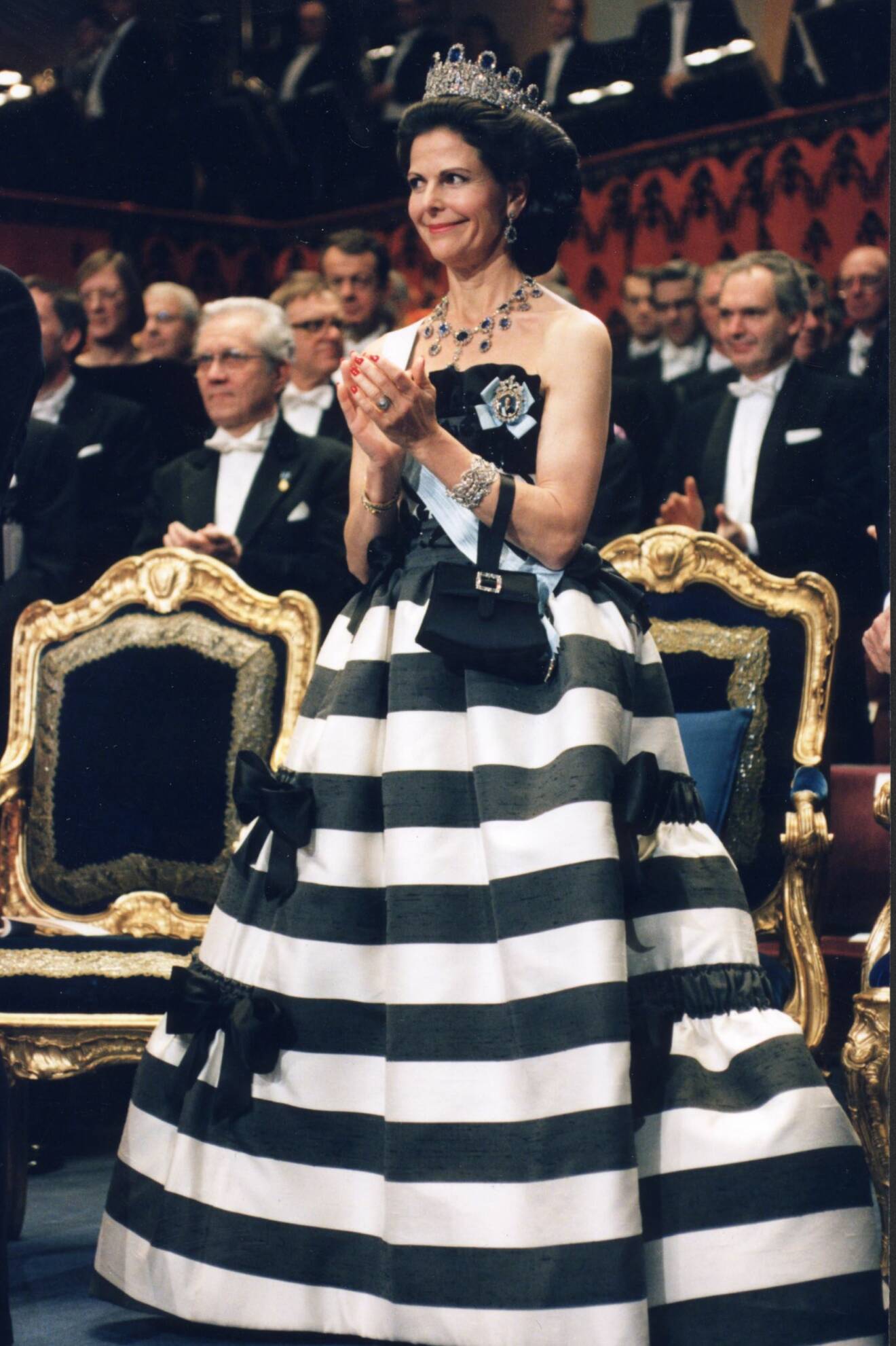 Drottning Siliva i randig klänning från Nina Ricci på Nobelfesten 1993.