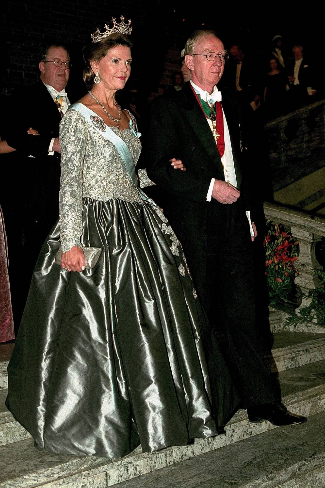 drottning silvia i en grå silvrig klänning på nobelfesten 2000