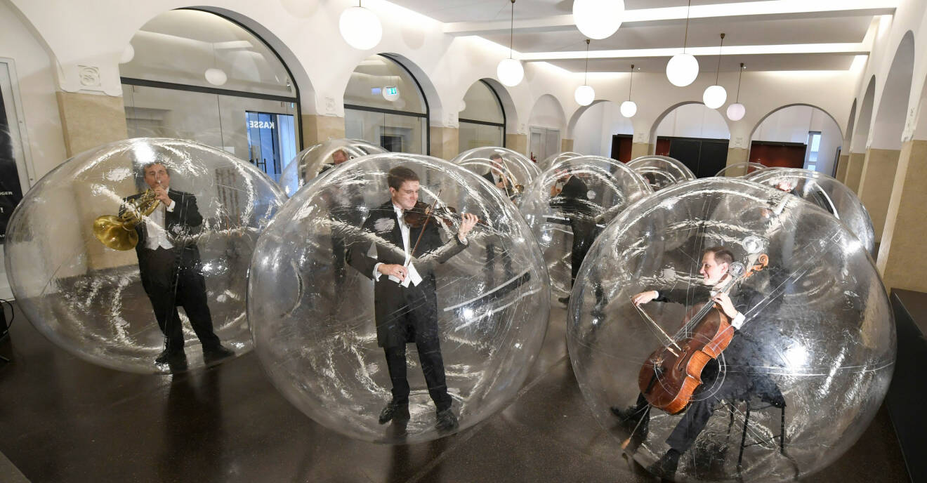 Stuttgarts filharmoniker framför verket Pieces from Social Distance i varsin bubbla.