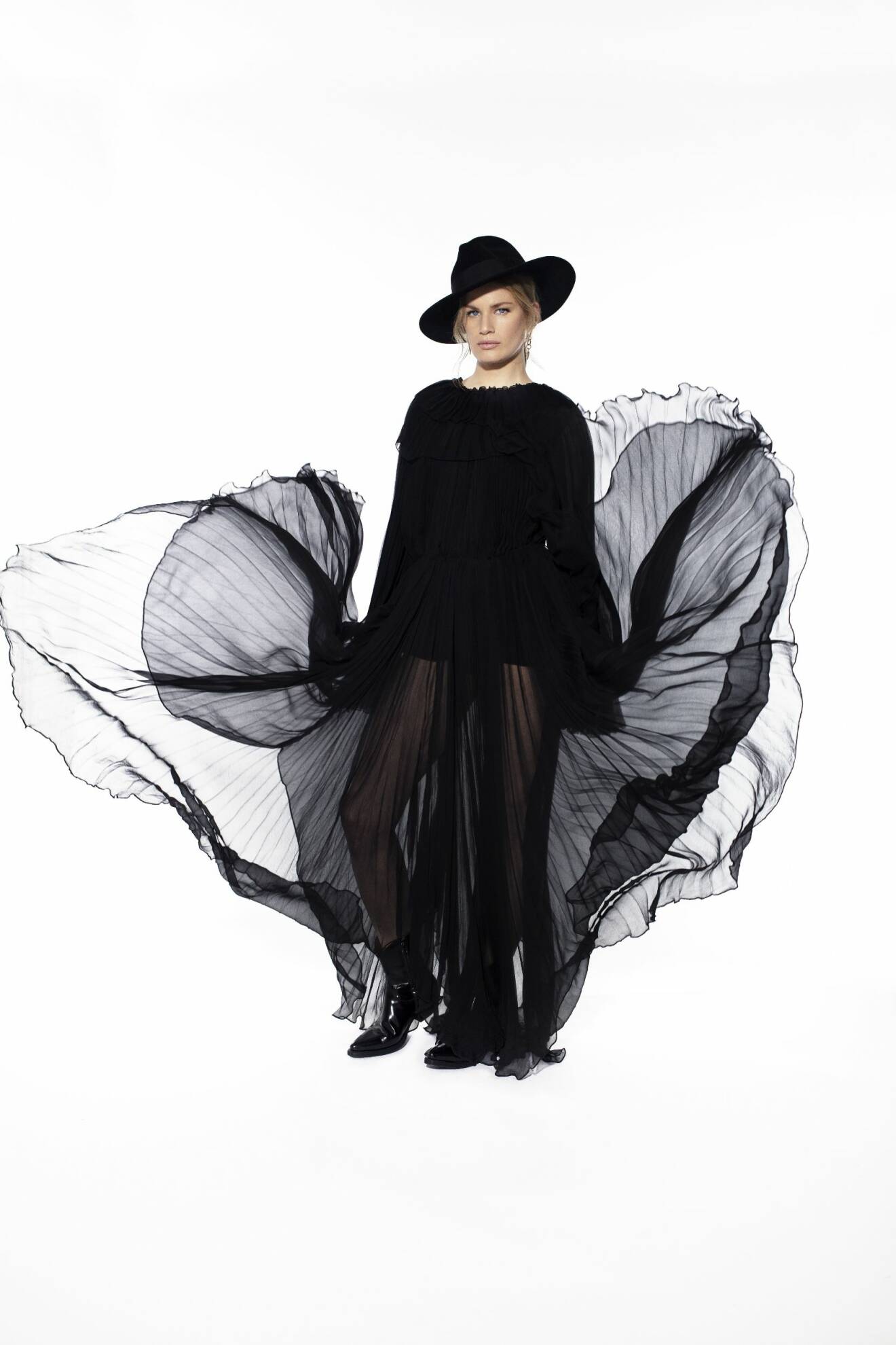 Jennifer Blom En vacker svart sidenklänning med svarta läderboots