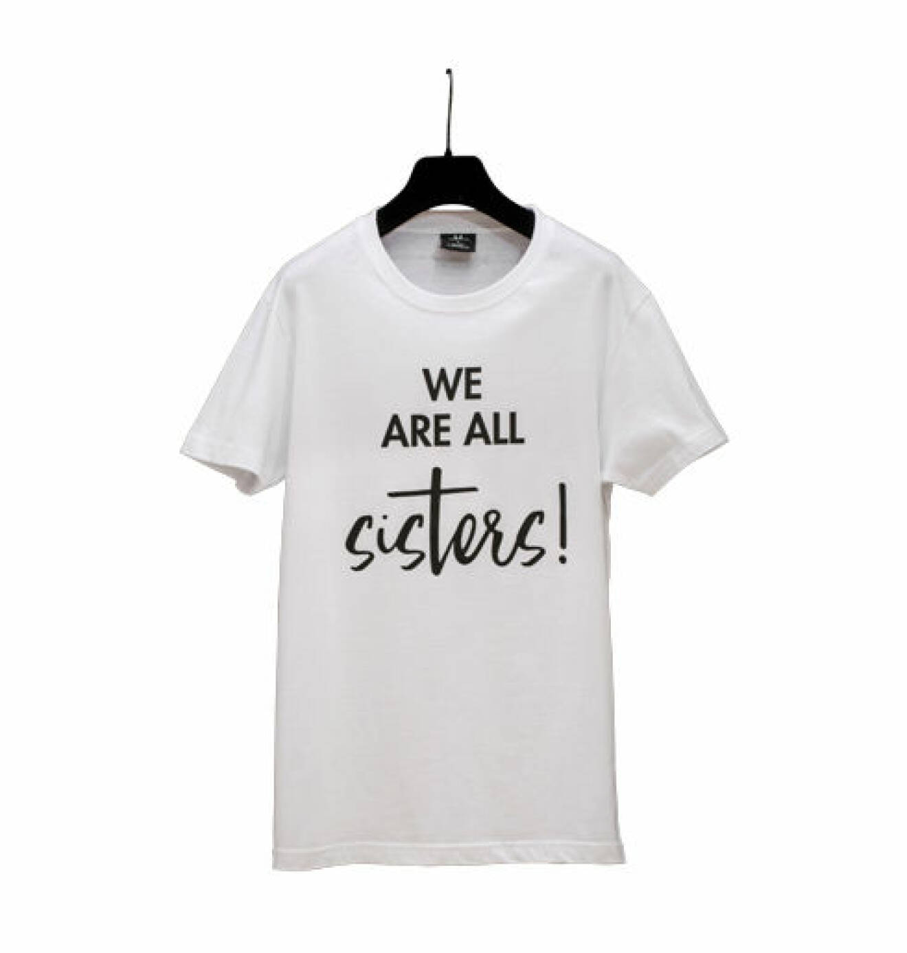 T-shirt med trycket: We-are-all-sisters, säls i Feminas shop och ger bidrag till utsatta kvinnor.