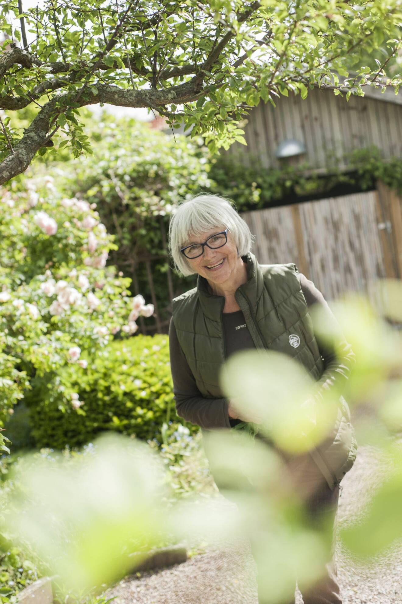 Christina Ekman Ljungström vårdar Ulla Molins trädgård
