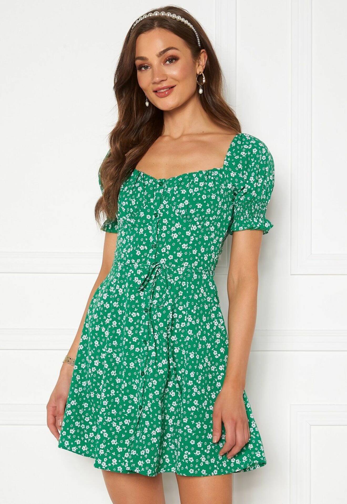 grön blommig klänning