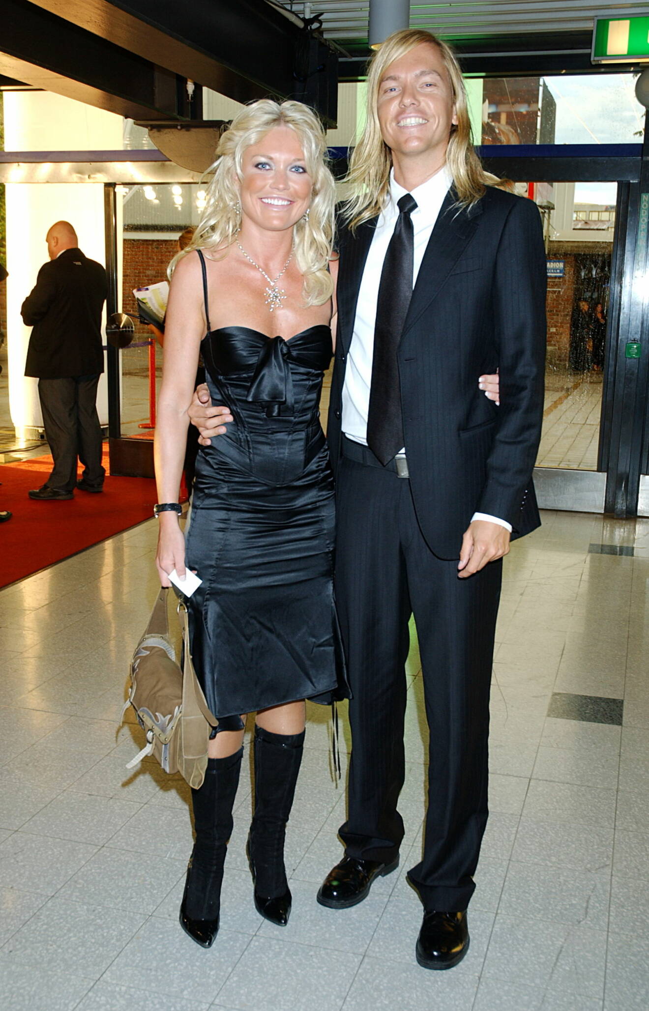 Olinda Borggren och Patrick Larsson på Kristallengalan i svarta matchande kläder