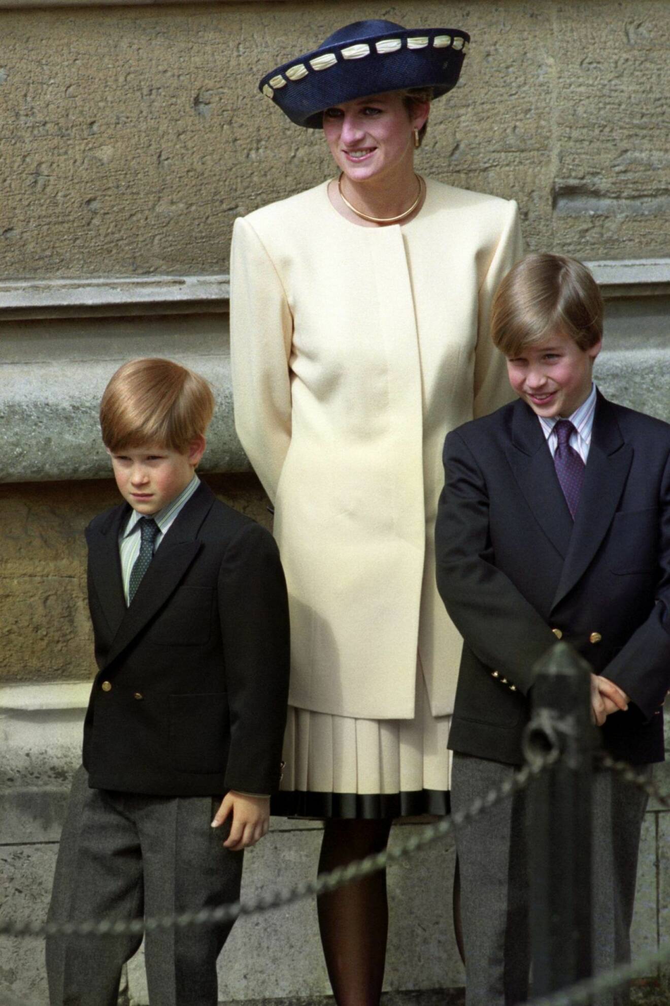 Harry och William med mamma Diana.