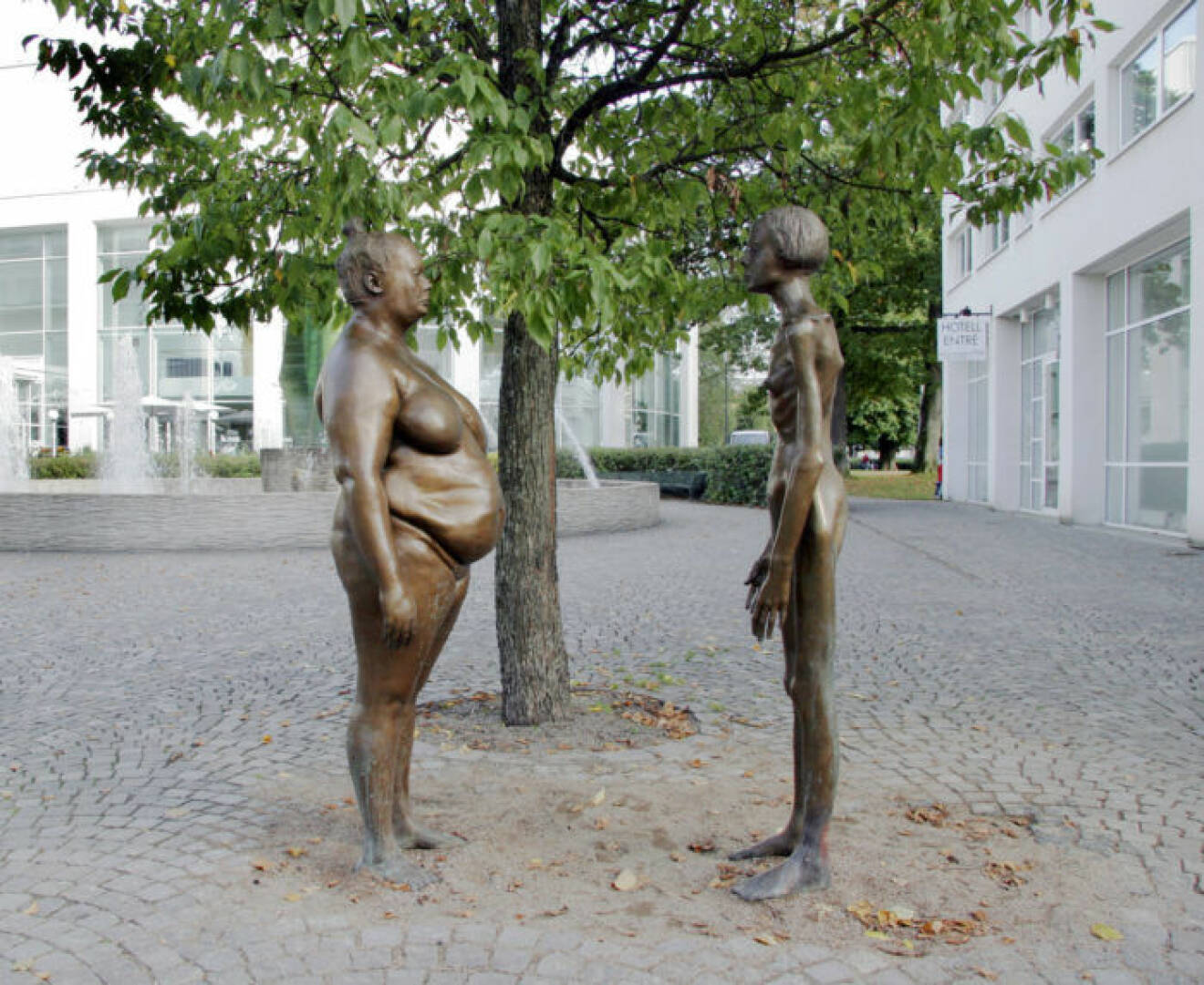 Marianne Lindbergs bronskvinnor Växjö Konsthall