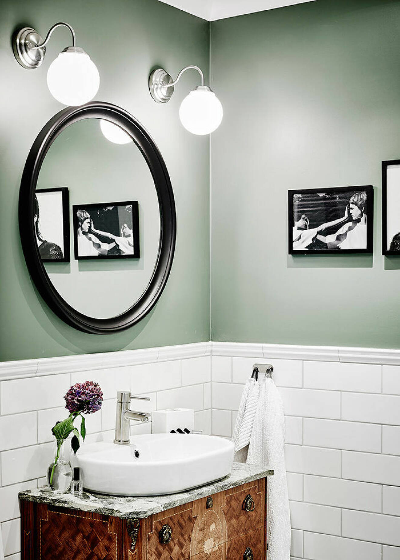 Väggar i grönt i trendigt badrum 