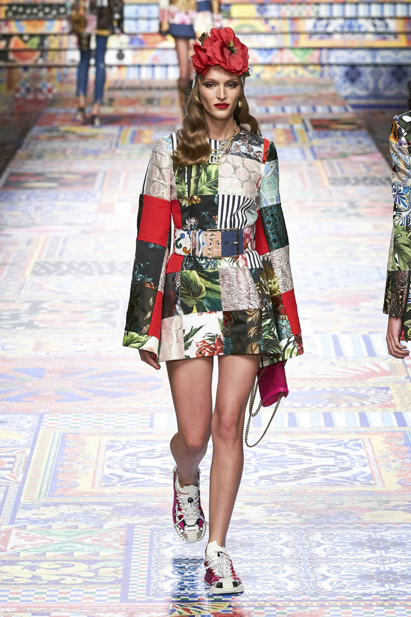 Dolce&amp;Gabbana klänning med coola urbana sneakers