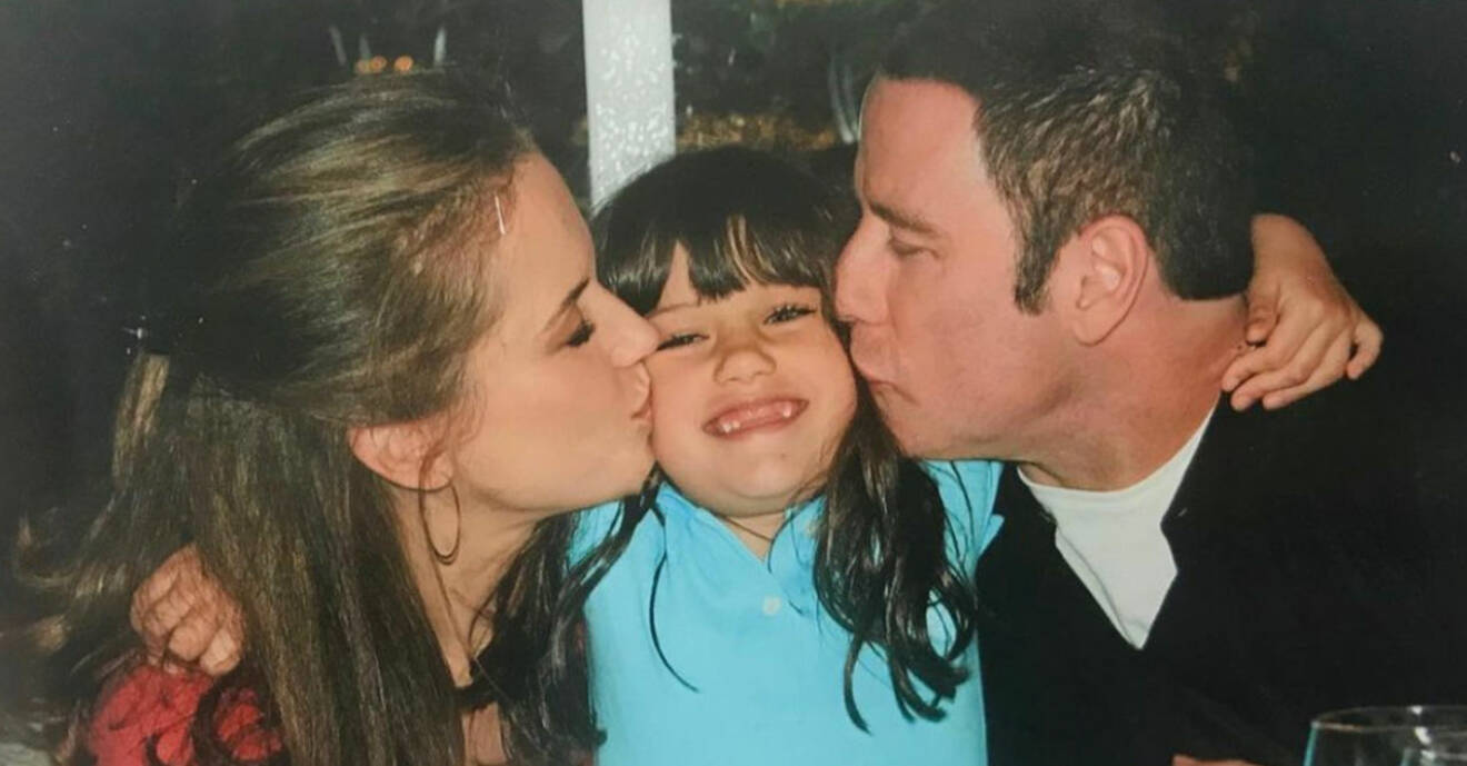Gammal bild på Kelly Preston, dottern Ella och pappa John Travolta. SS