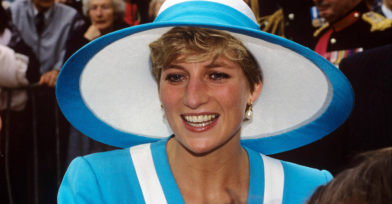 Prinsessan Diana i en vit och blå hatt