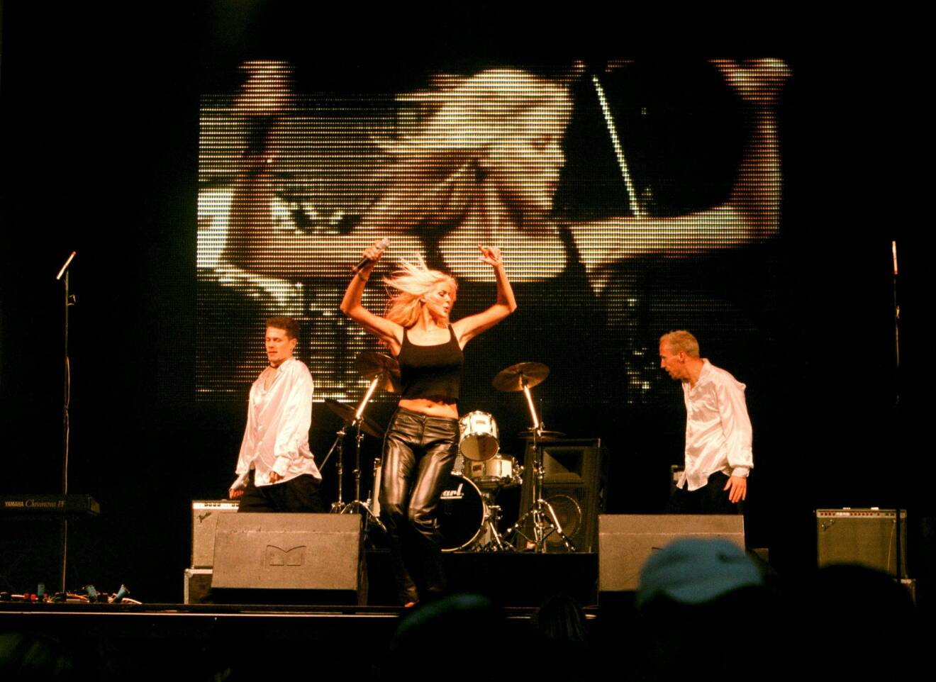 Victoria Silvstedt dansar på scen i skinnbyxor och linne.
