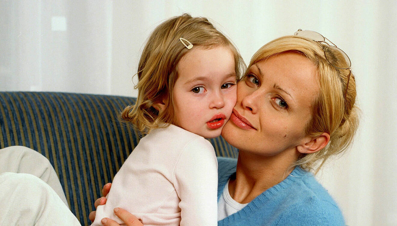 Julia och mamma Izabella Scorupco 2001.