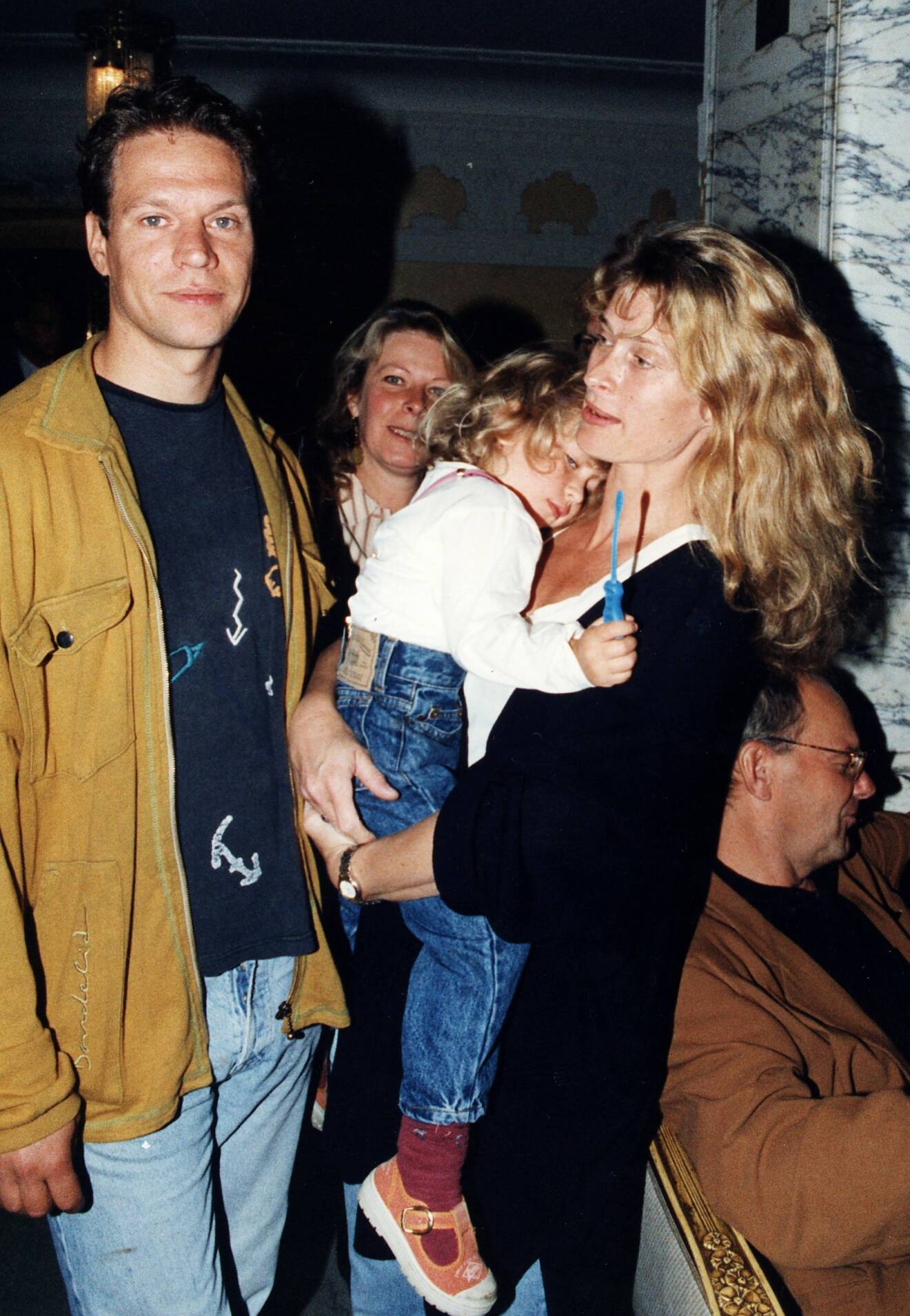Lena Endre och Thomas Hanzon 1998, med sonen Edvin.