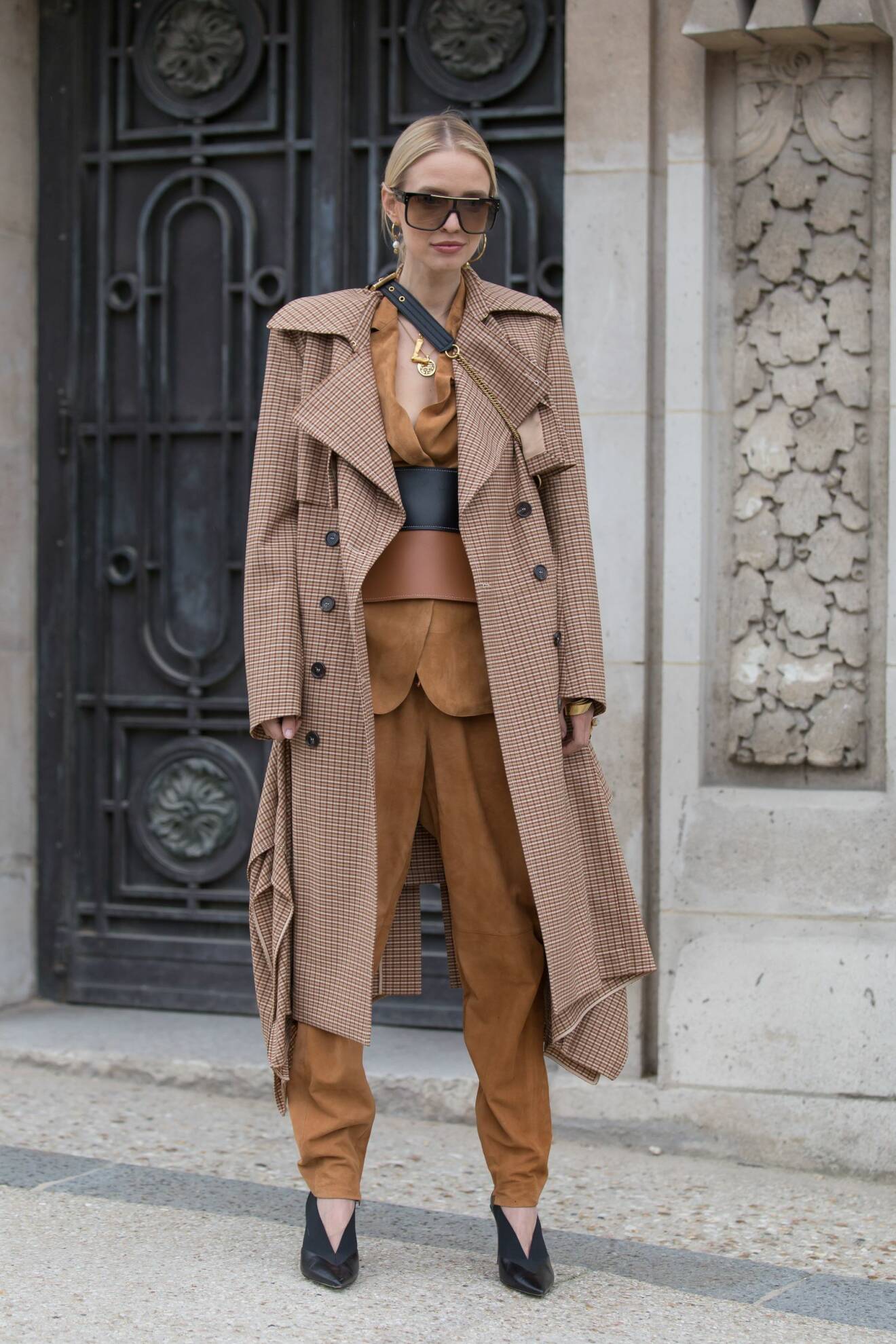 Hanne Leonie i en brun outfit på modeveckan