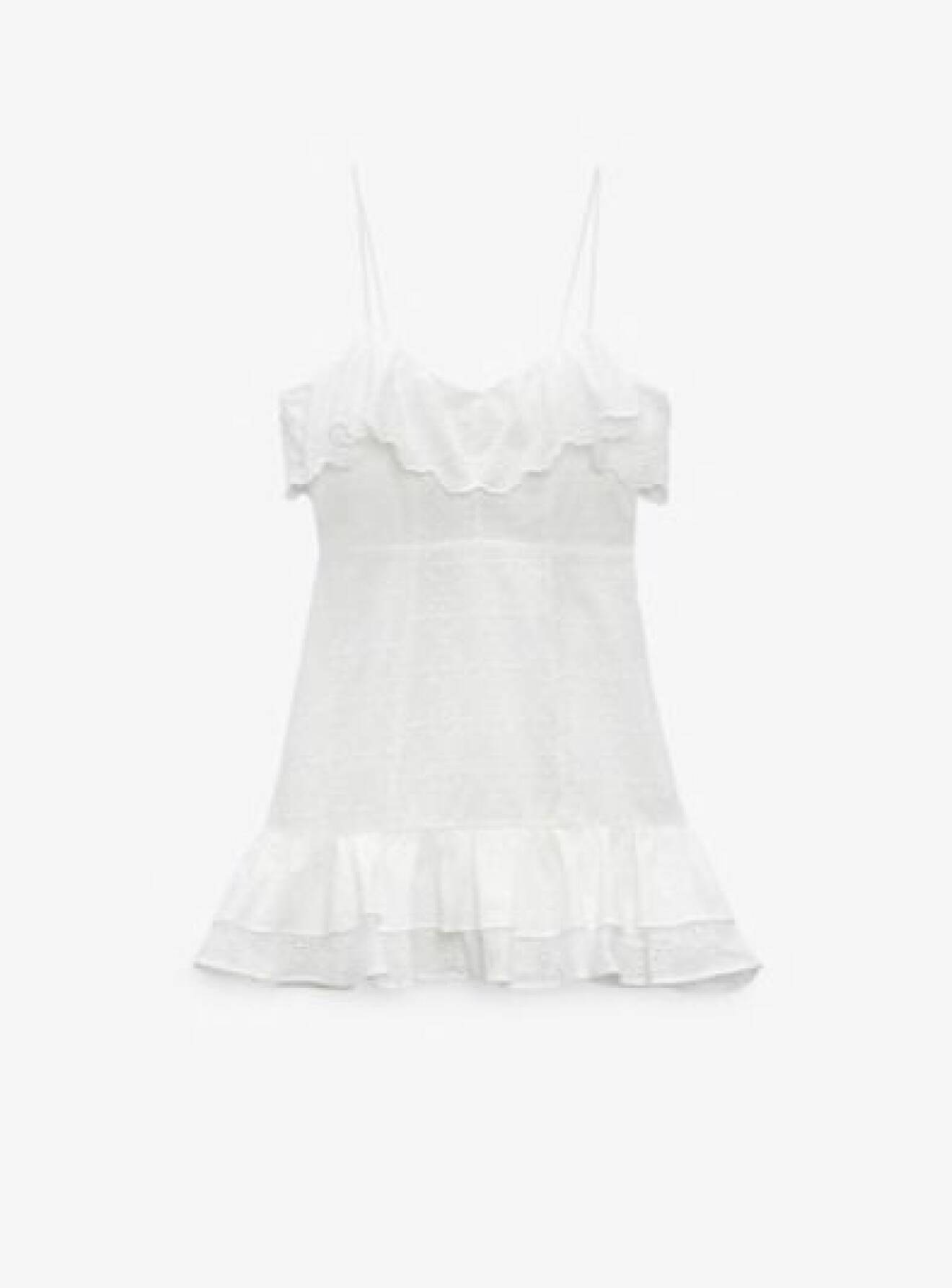 Vit kort klänning med spagettiband och volanger vid byst och vid klänningens slut. Lättutställd vit klänning från Zara.