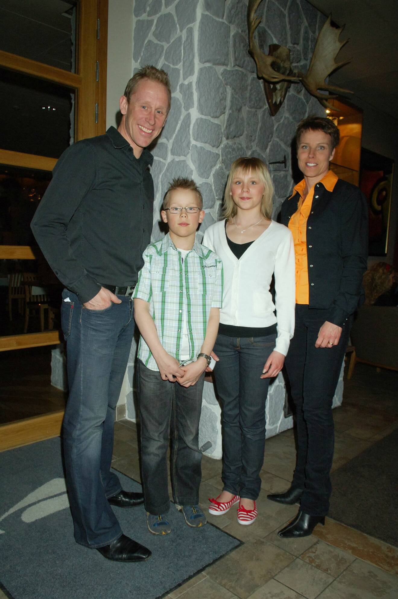 Gunde Svan med frun Marie och barnen Julia och Ferry.