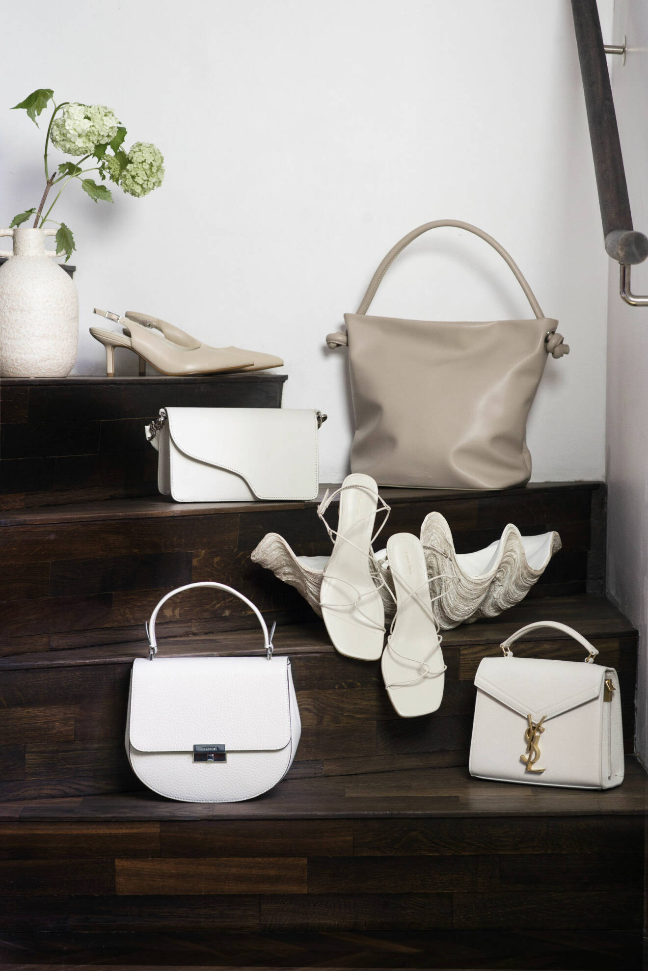 Väskor och skor från atp, decadent copenhagen, vagabond i den vita färgskalan.
