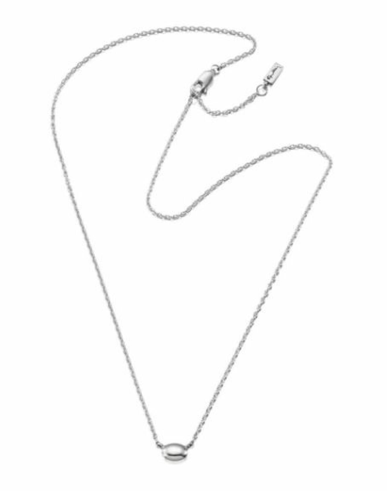 Halsband i silver med tunn kedja och med en liten, oval, slät berlock. Halsband från Efva Attling.