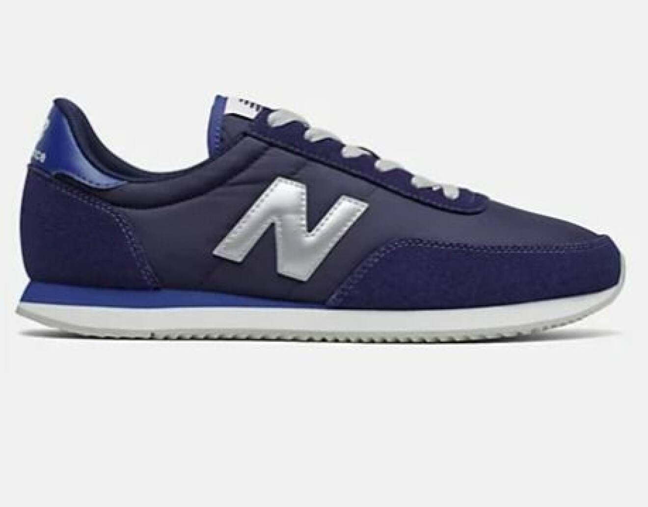 Marinblå sneakers i nylon och mocka md silverfärgad logga. Sneakers från New balance.