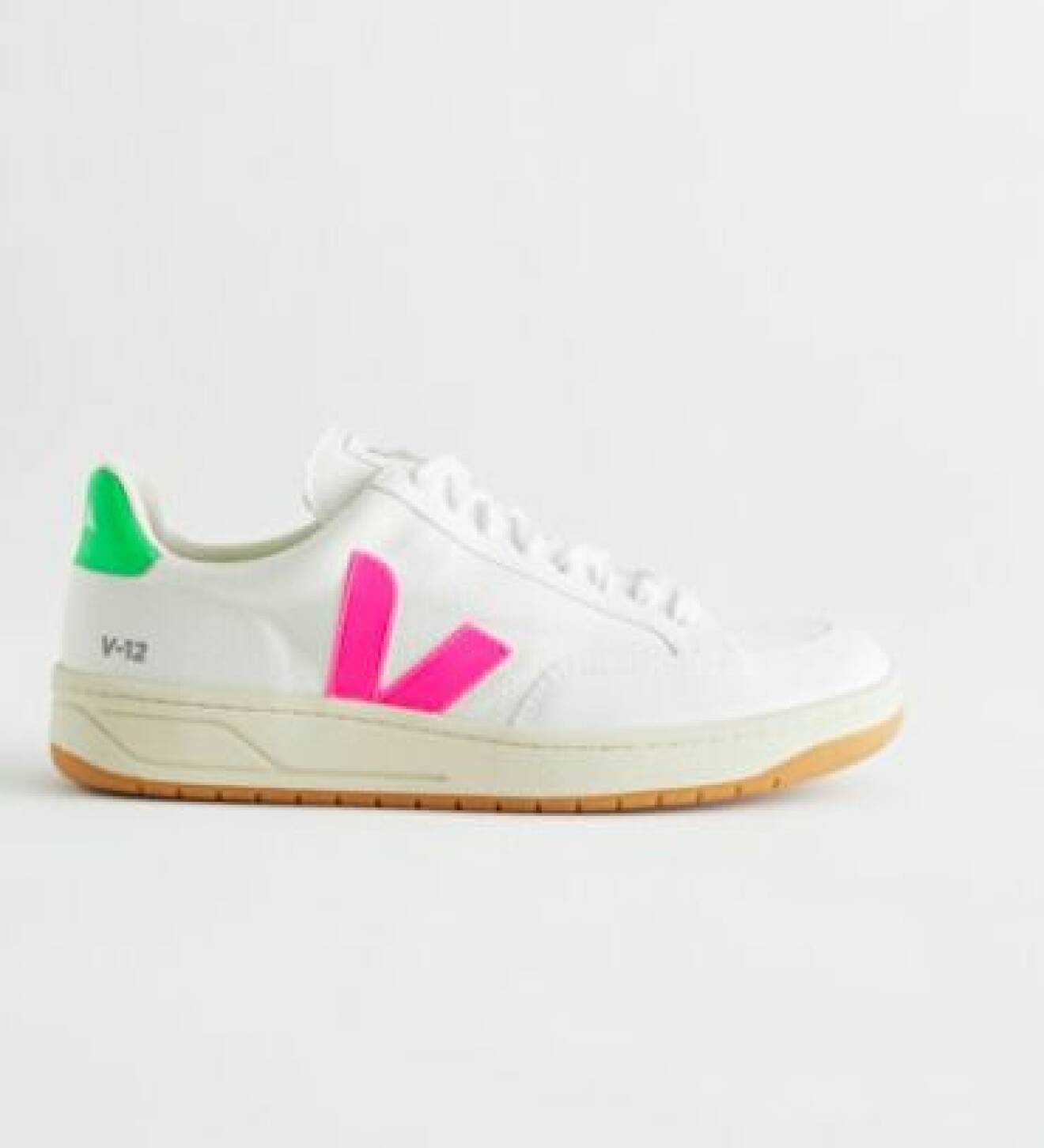 Vita sneakers med neongrön och neonrosa detalj. Sneakers från Veja.