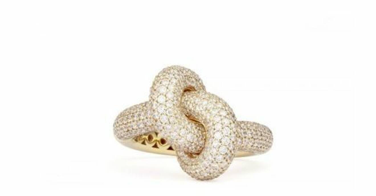 Guldring formad som en knut med små diamanter som täcker hela ringen. Ring från Engelbert.