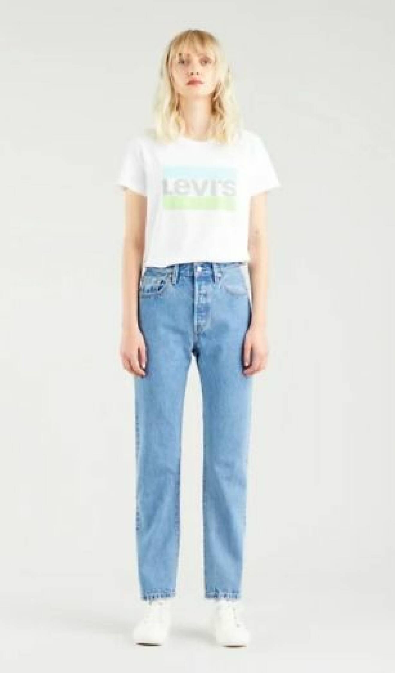 Modell med Levis 501-jeans och t-shirt med Levis loggan.