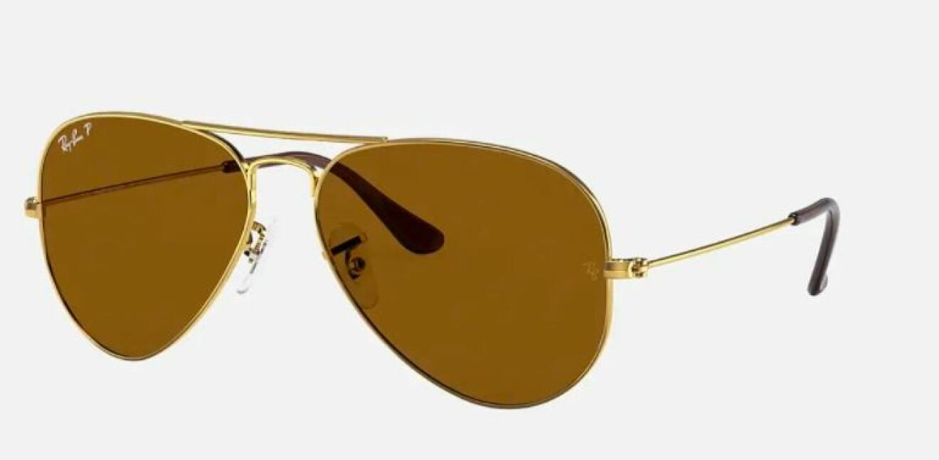 Pilotsolglasögon med bruntonat glas och guldfärgade metallbågar. solglasögon i aviatormodell från Ray ban.