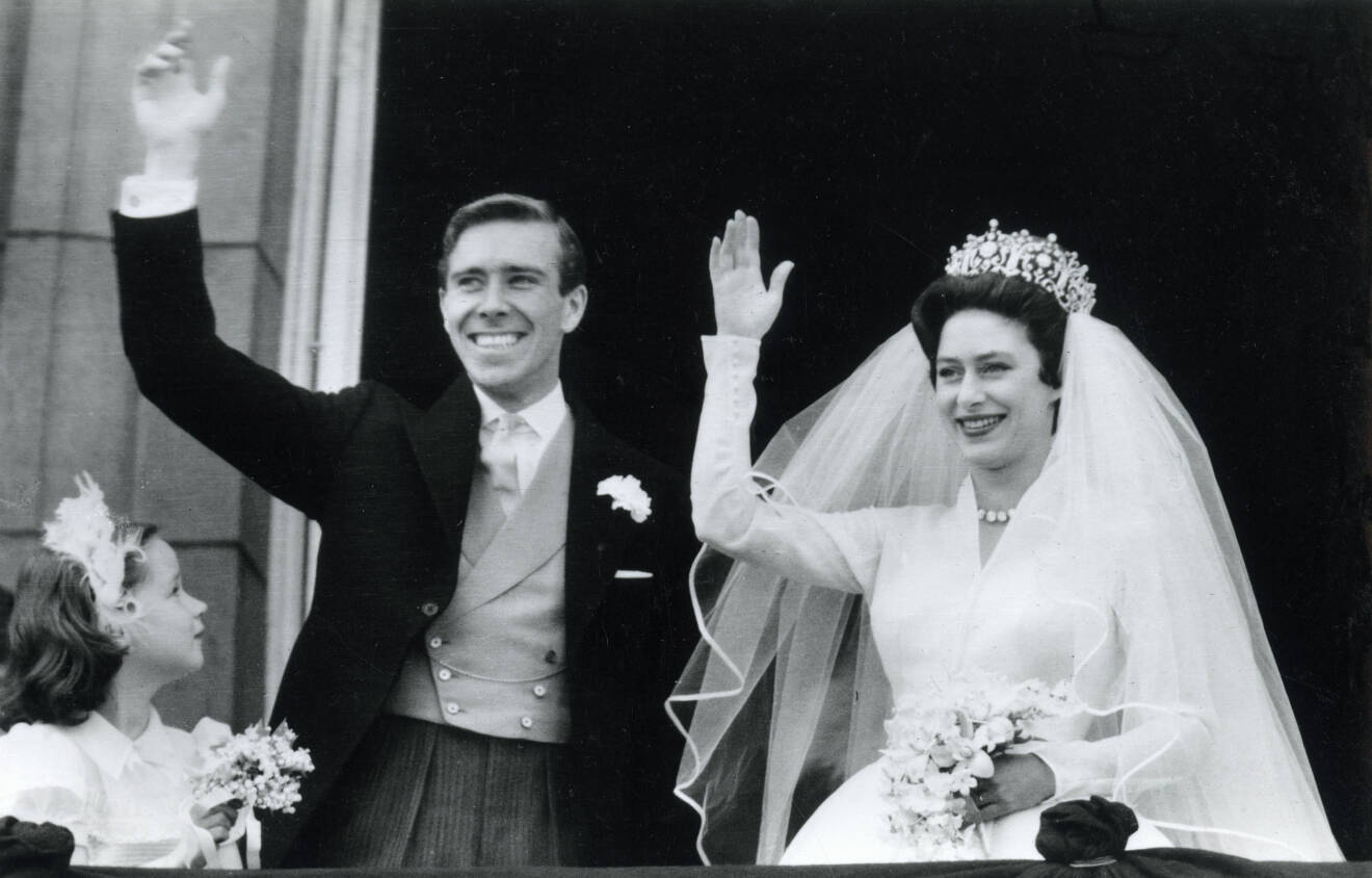 Prinsessan Margret på sin bröllopsdag med maken Anthony Armstrong-Jones. Paret vinkar från balkongen på Buckingham Palace.