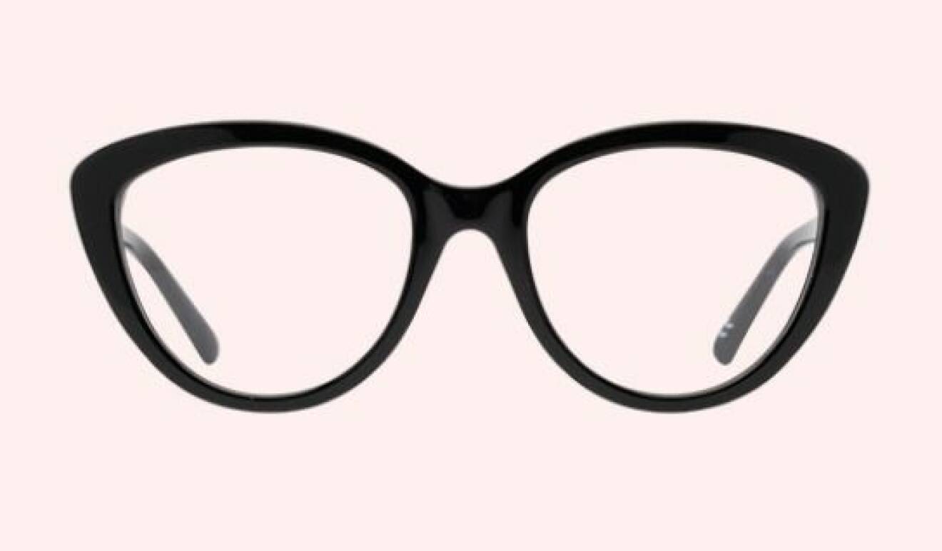 Svarta glasögon med stora bågar. Lätt kattformade och oversizade. Glasögon från Efva Attling och Smarteyes.